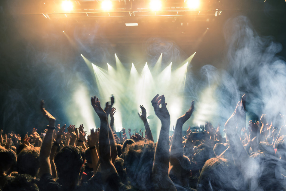 Lauter Spaß: Konzerte und Events stehen bei den Menschen wieder hoch im Kurs. Davon profitieren die Ticketverkäufer. (Symbolbild)