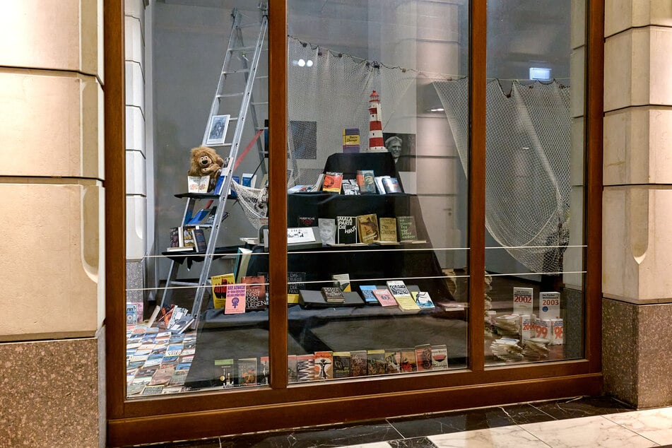 Die Schaufenster im Städtischen Kaufhaus sind wieder mit Büchern geschmückt.