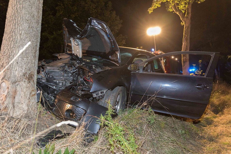 Dieser VW krachte am Sonntagabend auf der S194 gegen einen Baum. Der Fahrer verstarb später im Krankenhaus.