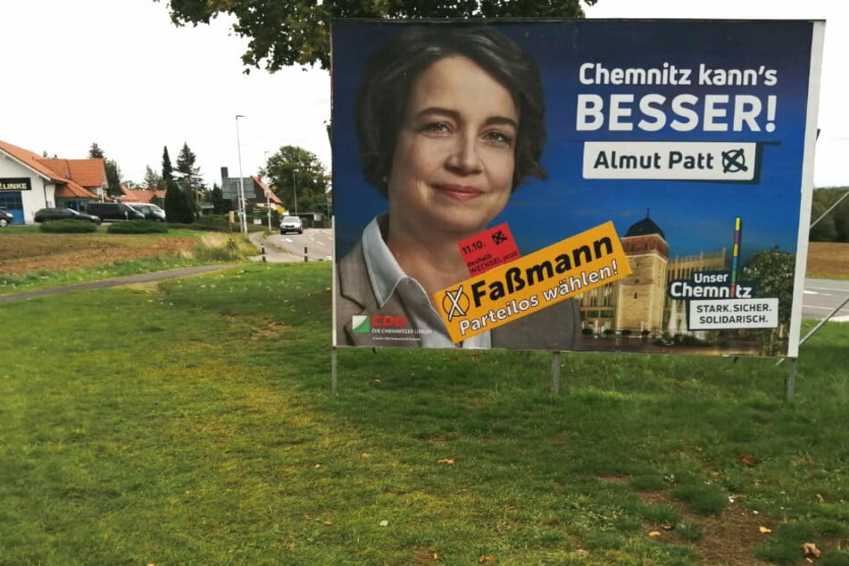 Ein überklebtes Plakat steht an der Chemnitzer Straße in Grüna.