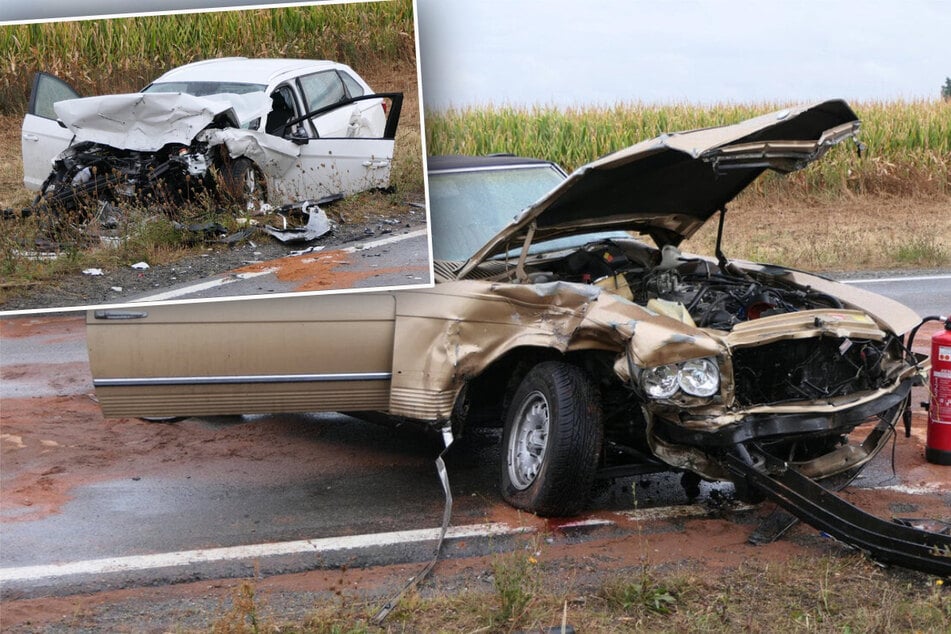 Mercedes-Oldtimer und Seat krachen frontal zusammen: Kind unter Schwerverletzten