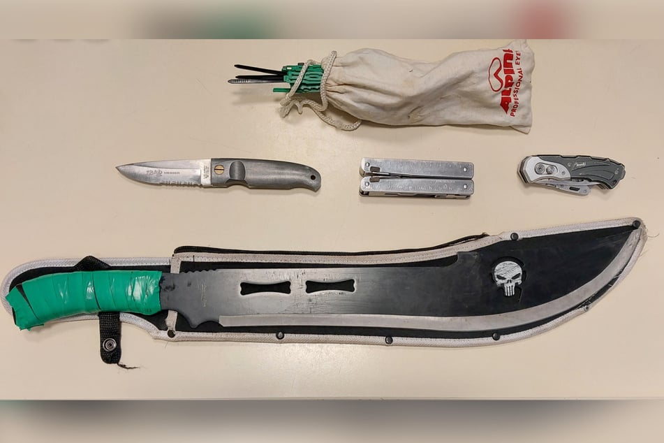 Bei dem 44-Jährigen fanden Beamte mehrere Klingen sowie Kabelbinder. Was er damit vorhatte, bleibt ungewiss.