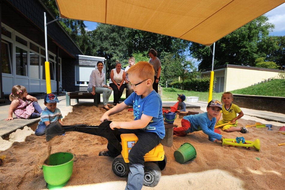 Spielen im Schatten: Auch Kinder sind Bestandteil des Hitzeaktionsplans. (Symbolbild)