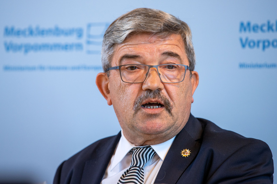 Lorenz Caffier (CDU) beantwortet Fragen zu Durchsuchungen wegen Rechtsextremismus-Verdachts in der Polizei Mecklenburg-Vorpommern.