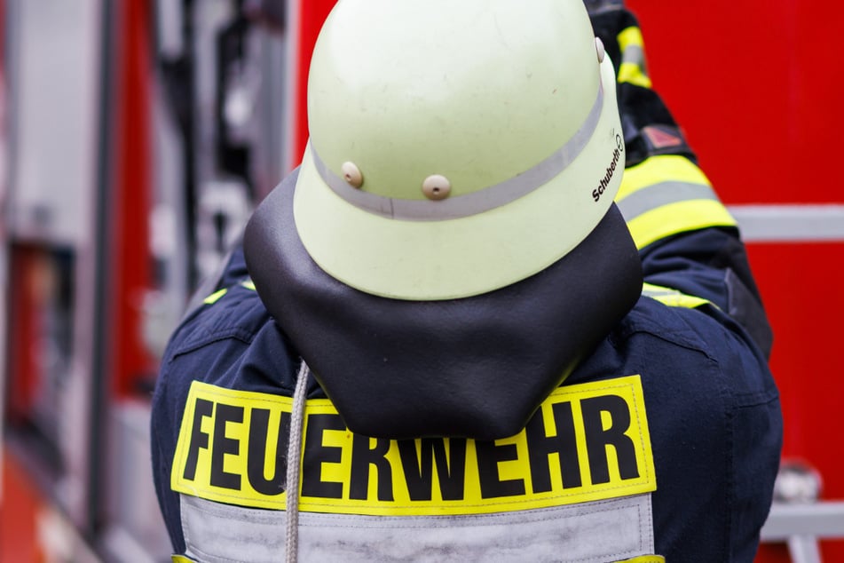 Die Einsatzkräfte hatten nach der heftigen Explosion an einem Haus in Taching am See alle Hände voll zu tun. (Symbolbild)