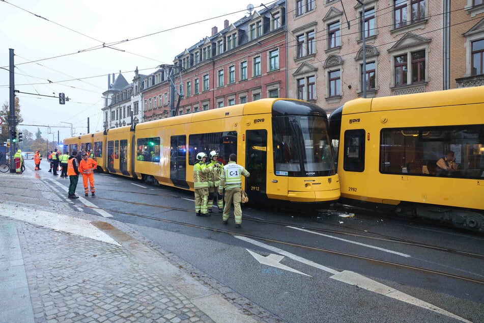 Die beiden Straßenbahnen krachten am Dienstagabend plötzlich ineinander.