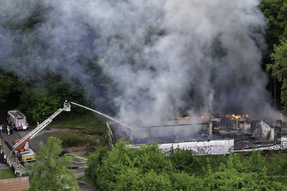 In Rostock ist das Dach einer leerstehenden Kaufhalle bei einem Feuer eingestürzt.