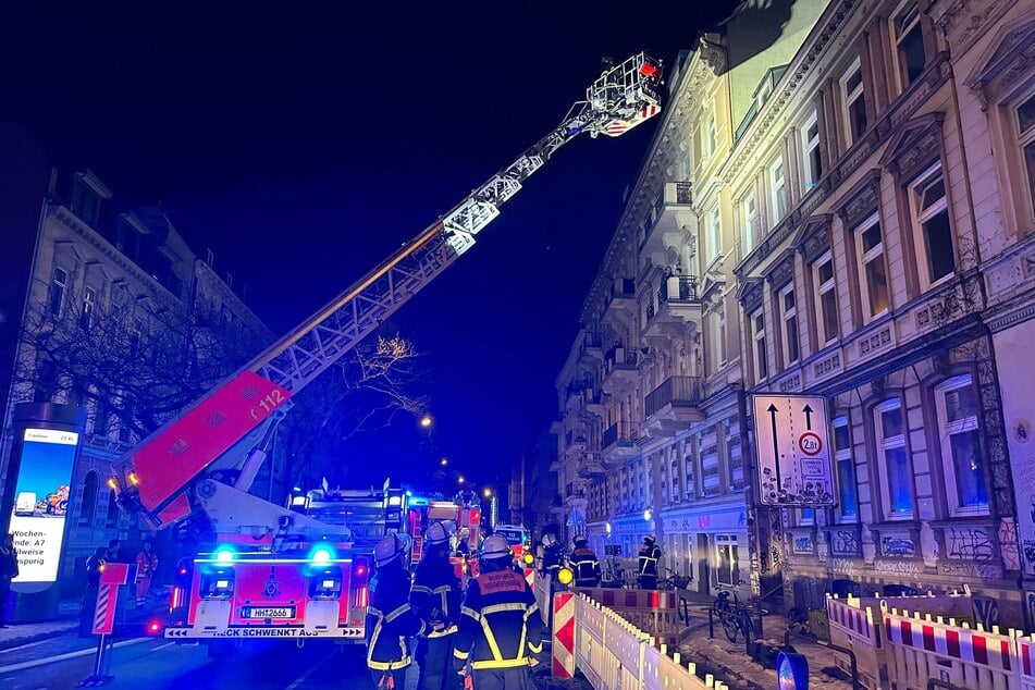Hamburg: Schwelbrand versperrt Fluchtweg: Zwei Personen verletzt