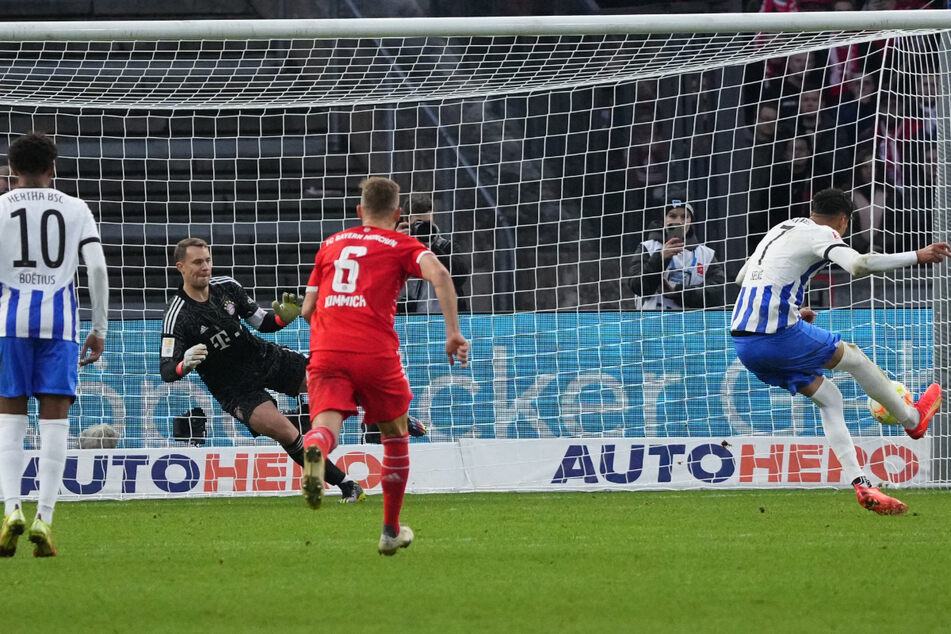 Sicher vom Punkt: Davie Selke (r.) verwandelt zum 2:3 gegen die Bayern.