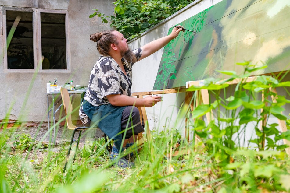 Der Dresdner Lennart Kudla hat sich eine alte Holztür als Malgrund ausgesucht.