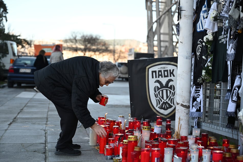 Die Fan-Familie von PAOK Thessaloniki trauert um die Toten des Unglücks.