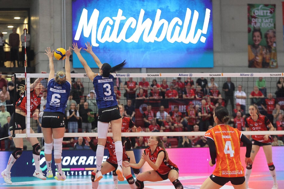 Wahnsinns-Moral von Rosa Entius (22, l.) &amp; Co.: Drei Matchbälle wehrte die DSC-Diagonalangreiferin mit ihrem Team ab, ehe sie selbst ihre erste Chance zum Sieg nutzten.