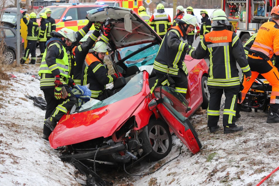 Vorfahrt missachtet? Drei Personen nach Unfall in Autos eingeklemmt