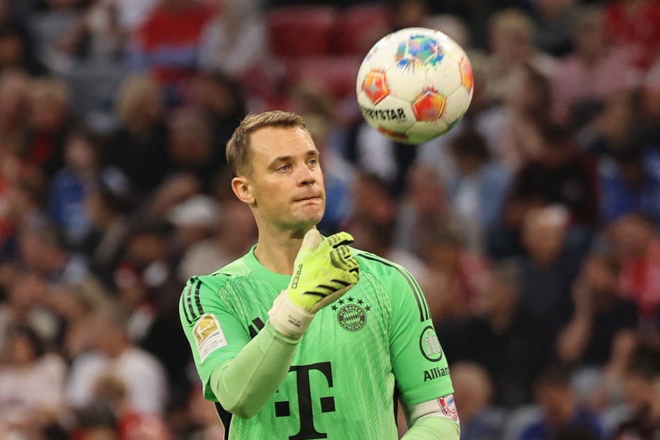 Im Stadion oder auf der Couch? Bayern-Kapitän Manuel Neuer (39) fehlt wegen einer Sperre im Pokalspiel gegen Köln.