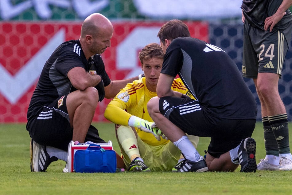 Union-Keeper Frederik Rönnow (M.) musste kurz nach Beginn der zweiten Halbzeit ausgewechselt werden.