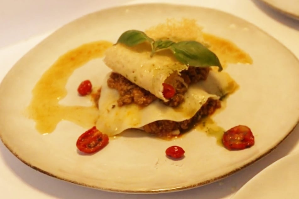 Als Hauptgang wird eine sogenannte "offene Lasagne" serviert, doch die Pasta erregt Kritik.