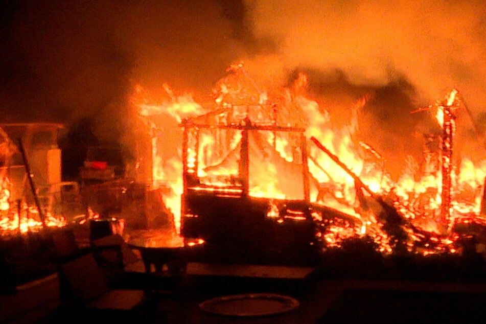 Hamburg: Flammen-Inferno in Hamburg: Gartenlauben brennen lichterloh