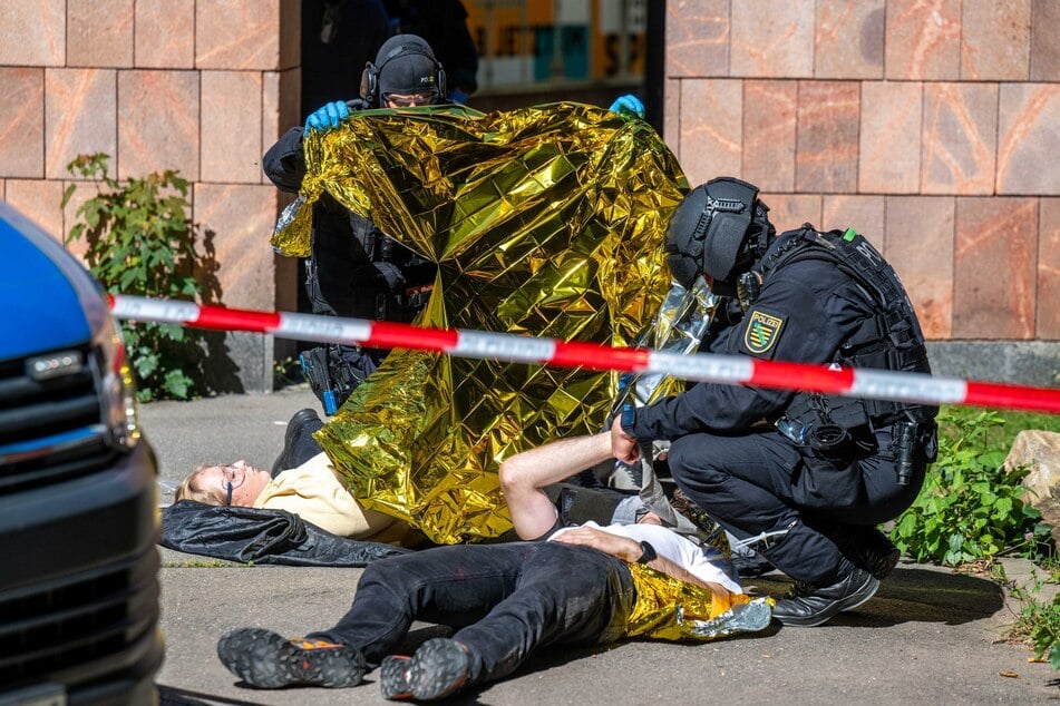 Die Beamten kümmern sich um verletzte "Geiseln".