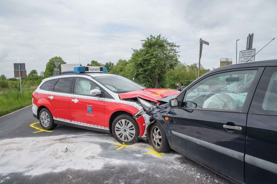 Bei einem Unfall in Pulheim kollidierte ein Auto mit einem Feuerwehrfahrzeug.