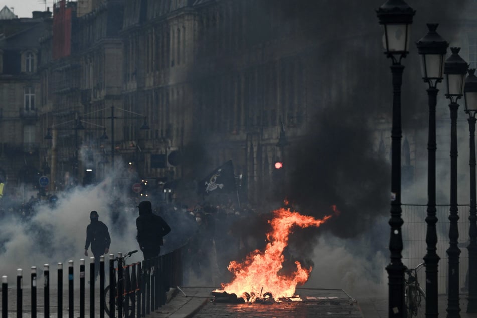 In Frankreich kam es bei Protesten zu Gewalt und Ausschreitungen. Polizei und Gen Z rufen zu einem friedlichen Protest auf.