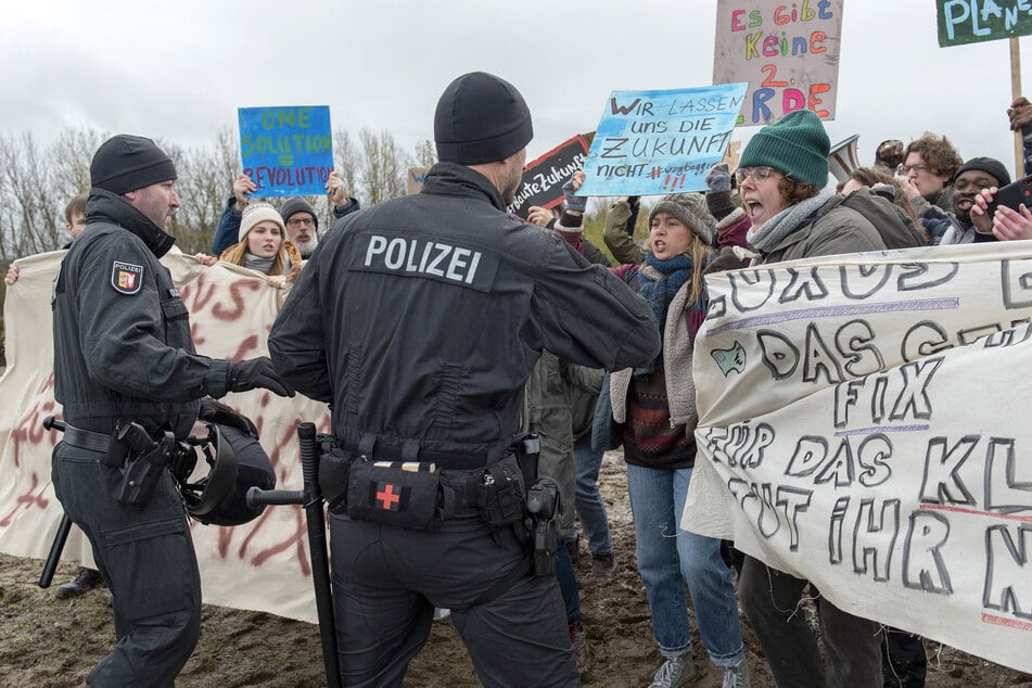 Die Klimaaktivisten sehen in der Polizei den Feind, weil die deren Demos auflöst. Das macht die Ermittlungen umso schwerer.