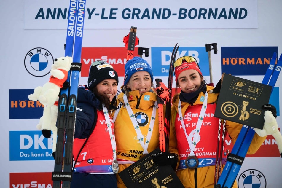 Franziska Preuß (30, center) won the pursuit on Saturday ahead of Julia Simon (28, left) and teammate Vanessa Voigt (27, right).