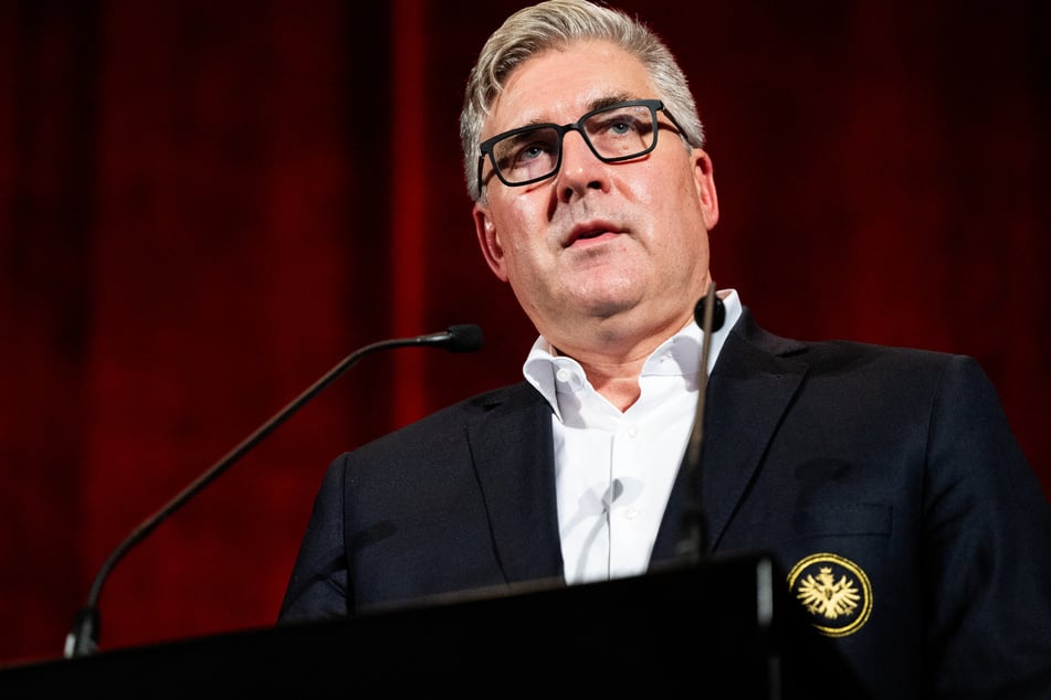 Die Erhöhung der Stadionkapazität sei alternativlos, sagte Eintracht Frankfurts Vorstandsvorsitzender Axel Hellmann (55) auf der Mitgliederversammlung am Montag.