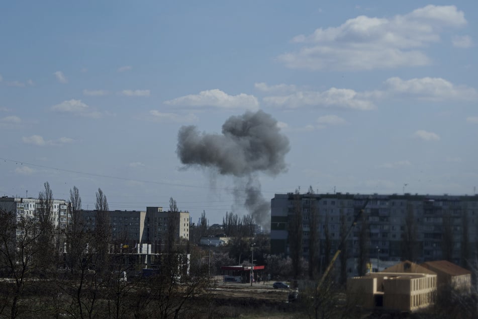 Rauch steigt von einer Explosion nach einem russischen Drohnenangriff ins Sumy im April 2025 auf. (Archivfoto)