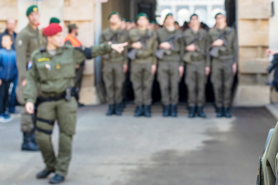 Soldaten des österreichischen Bundesheeres postieren sich vor der Wiener Hofburg. (Symbolbild)