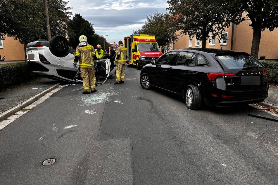 Der Senior kollidierte auf der Friedrich-Engels-Straße mit einem geparkten Skoda. Daraufhin überschlug sich der Opel des Mannes und kam auf dem Dach zum Liegen.