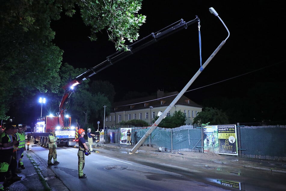 Da ein Laternenmast durch die Wassermassen drohte umzukippen, musste er von den Einsatzkräften gesichert werden.