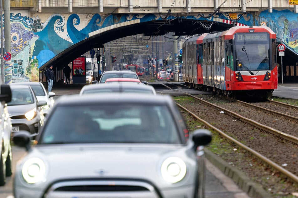 Durch den Unfall am Montagmorgen kam es im Kölner Berufsverkehr zu Verzögerungen. (Archivbild)