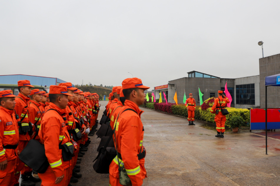 Rettungskräfte eilten zur Absturzstelle im Kreis Tengxian in der südchinesischen autonomen Region Guangxi Zhuang.