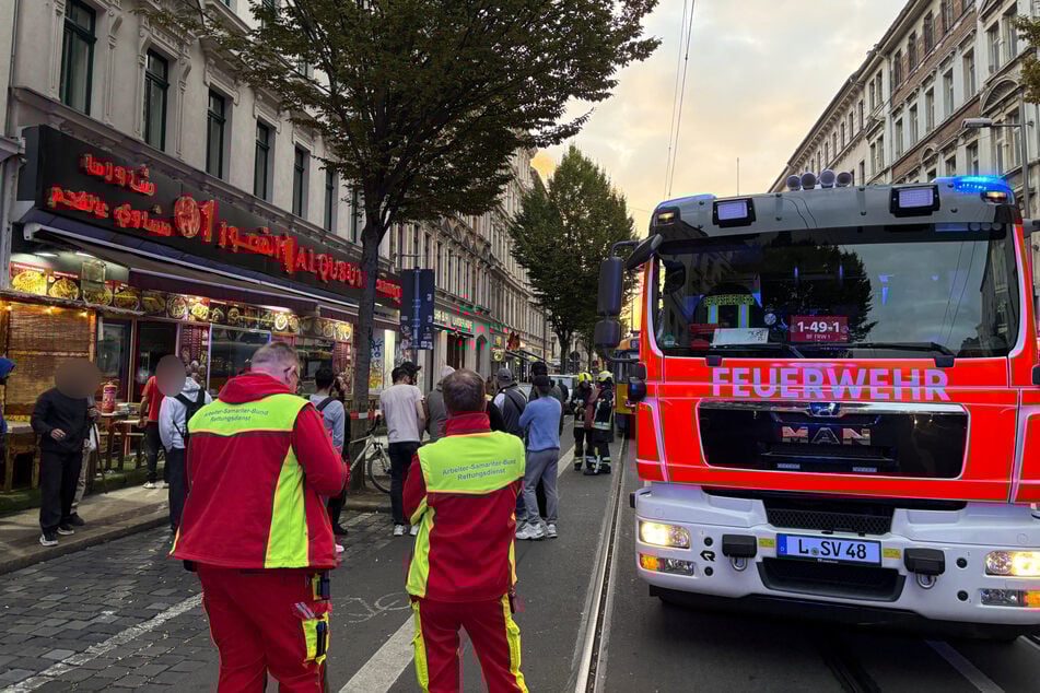 Die Einsatzkräfte sorgten dafür, dass der Rauch aus dem Lokal kommt.
