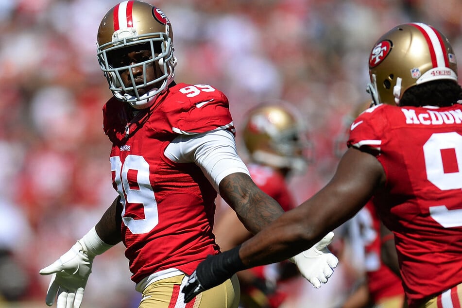 Der ehemalige NFL-Profi Aldon Smith ist im Alter von nur 36 Jahren gestorben. Er hält noch heute einen angesehenen NFL-Rekord.