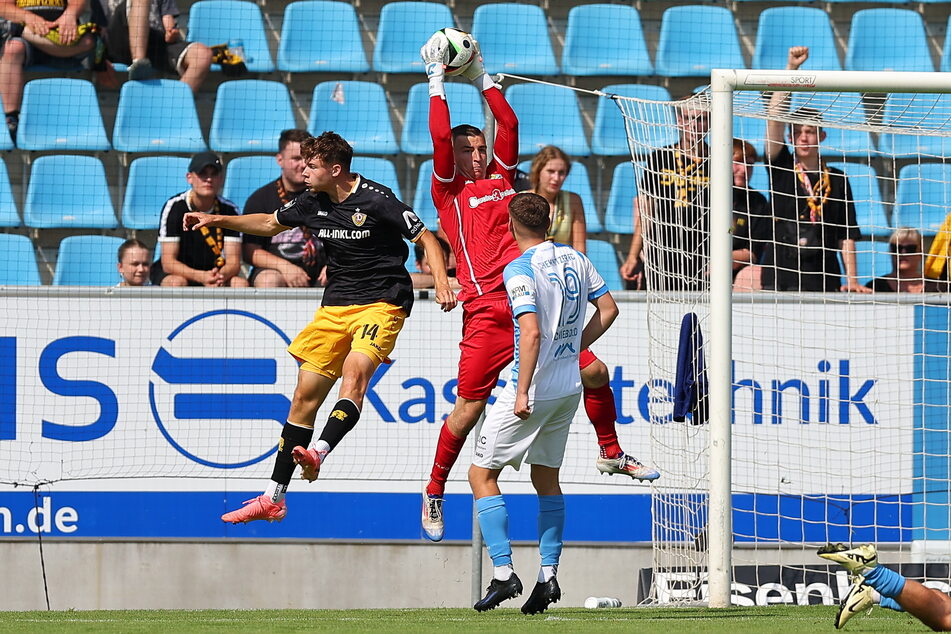 Im Testspiel gegen Dynamo Dresden zeigte Daniel Adamczyk (22, M.) eine äußerst abgeklärte Leistung.