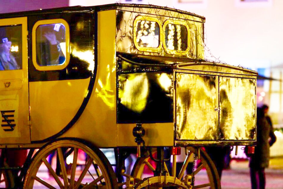 Mit der alten Postkutsche geht's ganz gemütlich durch die Schlossanlage.