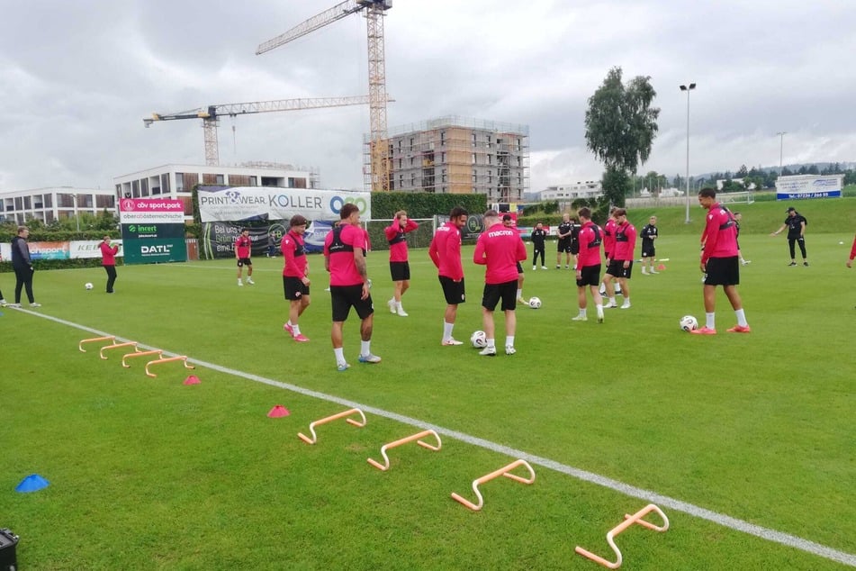 Das Team hat den Trainingsplatz unweit des Hotels betreten.