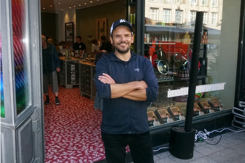 Der TV-Koch vor seinem Pop-up-Store in der Mönckebergstraße 7.