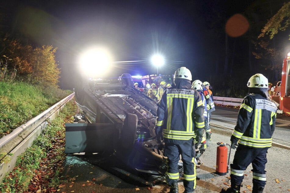 Die Feuerwehr befreite die Frau aus dem Wagen.