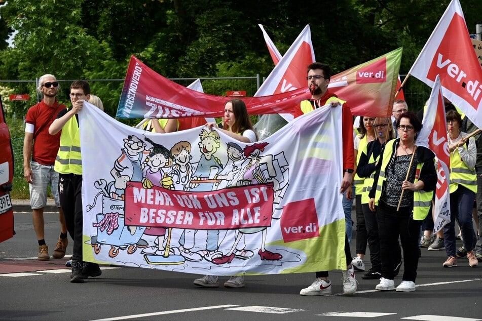 Die Streikenden zogen mit Bannern durch die Straßen.