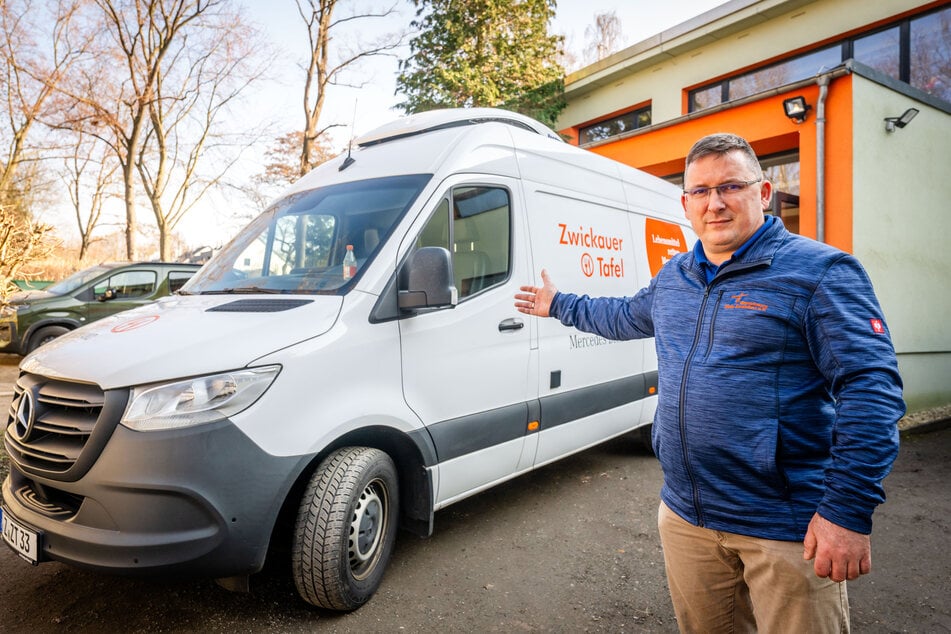 Jens Juraschka (51) vom Tafel-Betreiber "Gemeinsam Ziele erreichen" vor einem von vier Kühltransportern: Die Fahrzeuge sind für die Tafel kaum noch zu bezahlen.
