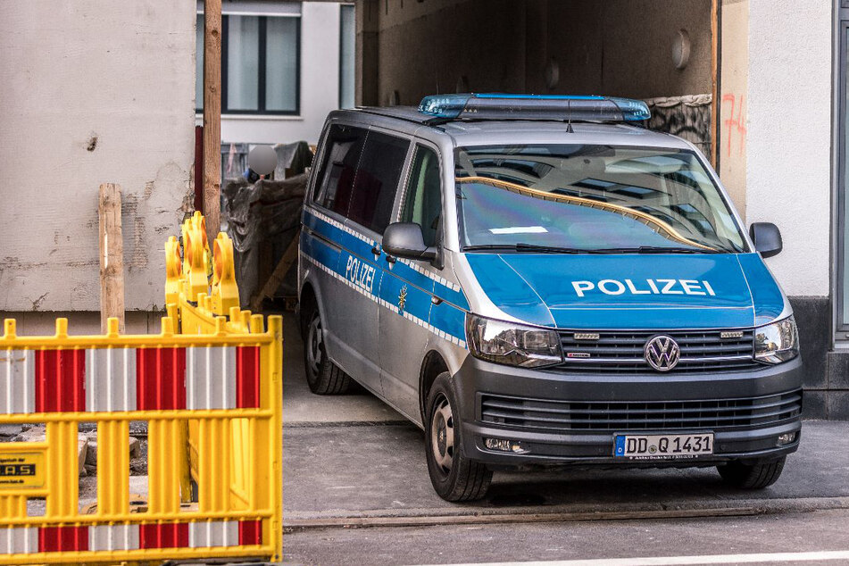 Beamte der Polizei sicherten nach dem Unglück an der Friedrich-Ebert-Straße Spuren.
