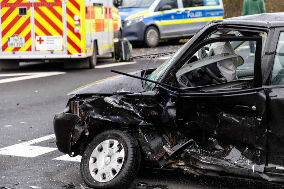 Nachdem die 81-Jährige dem BMW die Vorfahrt genommen hatte, krachte dieser in die Seite ihrer Suzukis.