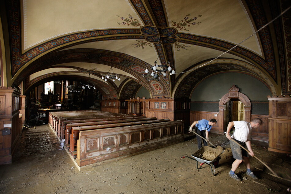 Das Hochwasser flutete auch eine Kirche des Klosters. Auf dieser Aufnahme von 2010 beseitigen Arbeiter den Schlamm.