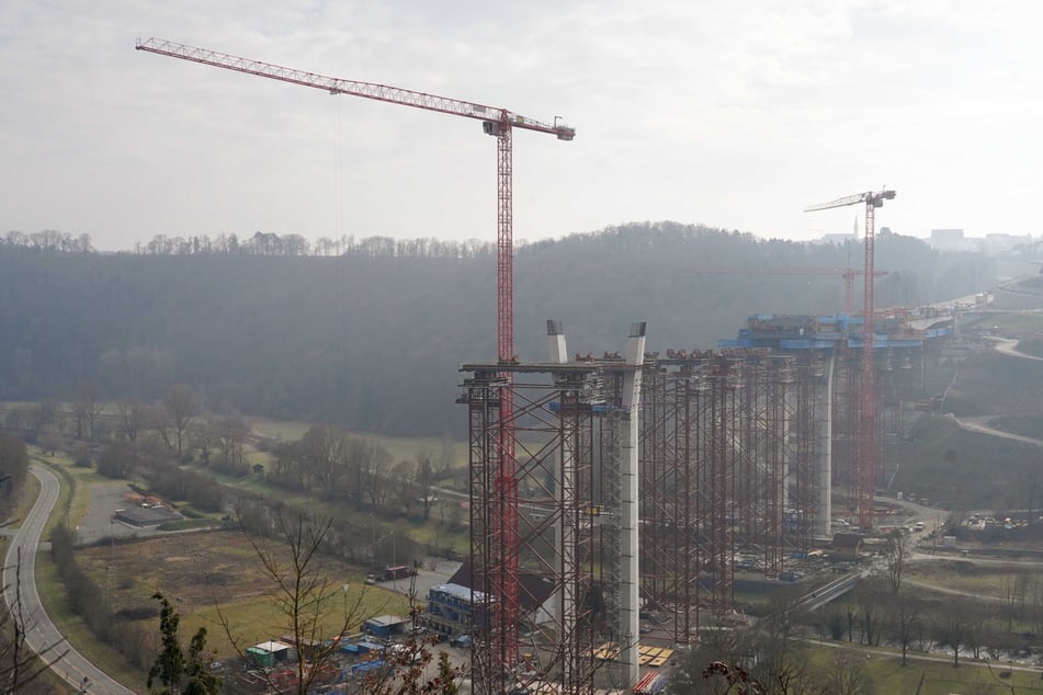 Die Brückenbaustelle sei zwischen 40 und 100 Meter hoch.