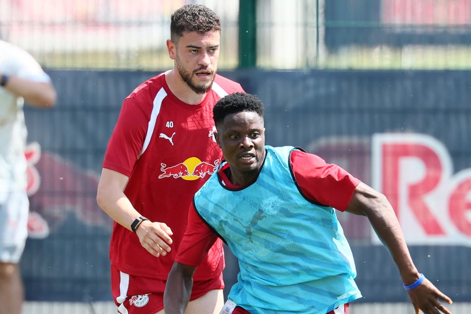Suleman Sani (19, r.) wird RB Leipzig wohl überraschend noch verlassen.