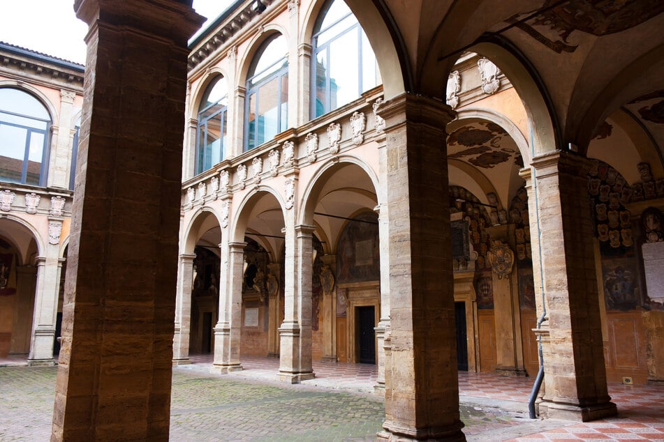 Als älteste Uni Europas sowie generell der westlichen Welt gilt die Universität Bologna.