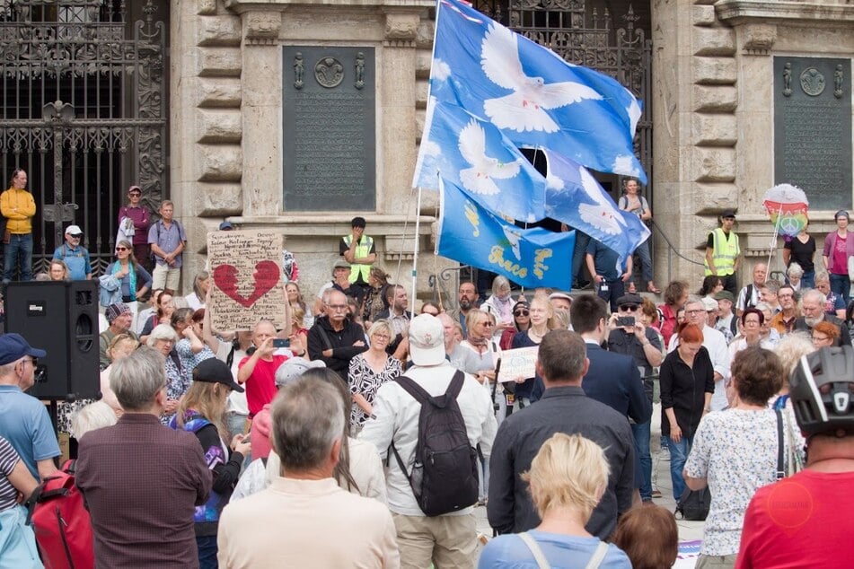 Vor dem Rathaus protestierten währenddessen rund 250 Menschen gegen die Ansiedlung.