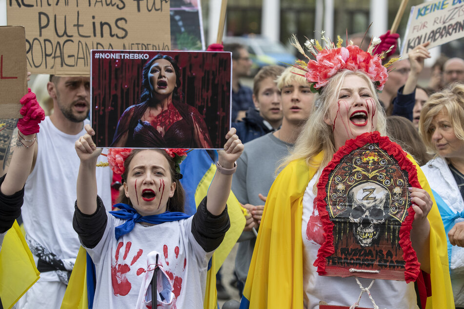 Demonstranten üben Solidarität für die Ukraine und gegen den Auftritt von Anna Netrebko im Staatstheater in Wiesbaden während der Maifestspiele.
